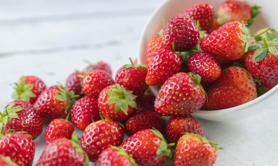 办公室你需要这些小零食来提神 草莓能使人精力充沛