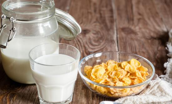 过时的牛奶最好不要喝 日常生涯中过时的牛奶也有小妙用