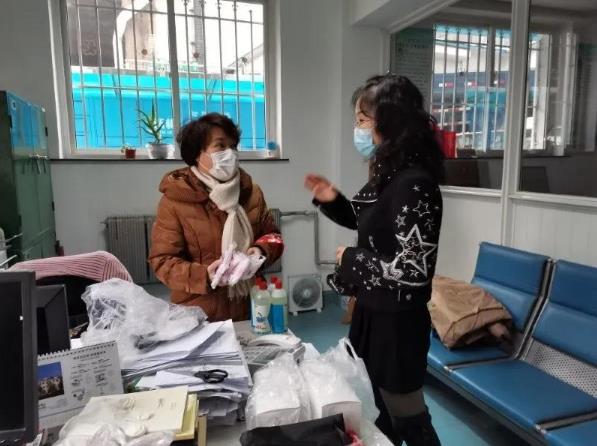 爱心传递大连北医八医院代表为红岩社区防疫一线人员送温暖