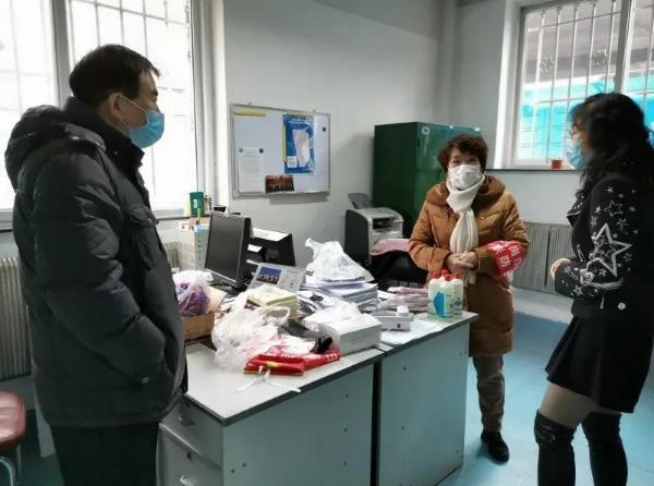爱心传递大连北医八医院代表为红岩社区防疫一线人员送温暖