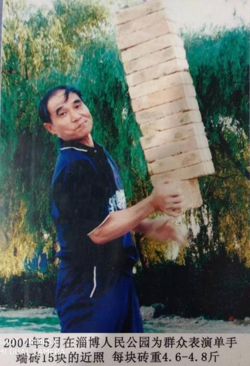 记淄博康明爱尔光明志愿者王光明老师 为国为民光明使者送健康