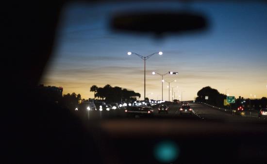 夜间平安开车的十三个要点 夜间行车时灯光应用的误区