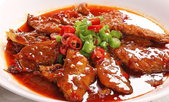 带鱼怎么做好吃又简单一,红烧带鱼食材:带鱼,葱,姜,料酒,酱油,白糖