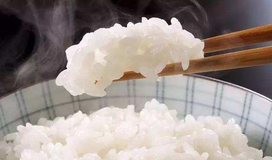 吃主食时容易犯的3 个错误 糙米香肠豌豆煲仔饭绝对美味