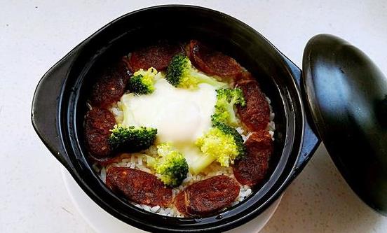 吃主食时容易犯的3 个错误 糙米香肠豌豆煲仔饭绝对美味