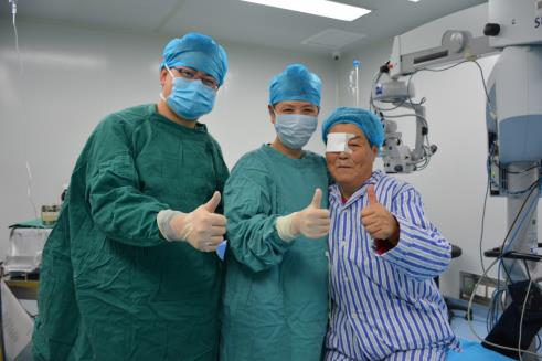 小屏时代的敬老故事走红，爱尔眼科员工为父母做手术