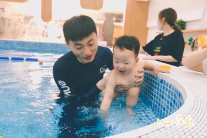 婴儿游泳真实好处，看完就知道为什么其他爸妈这么热衷