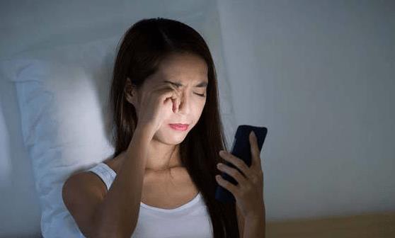 长期睡前熬夜玩手机会带来的8个后果 改掉坏习惯利于健康
