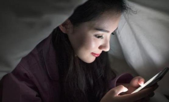 长期睡前熬夜玩手机会带来的8个后果 改掉坏习惯利于健康