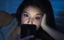 ​长期睡前熬夜玩手机会带来的8个后果 改掉坏习惯利于健康