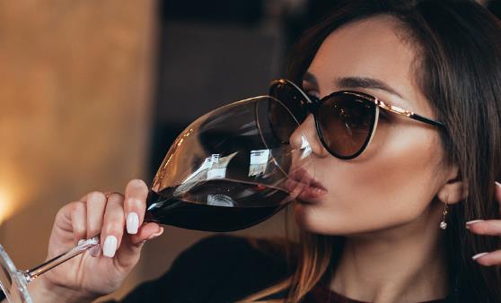 女人喝葡萄酒养生 常喝葡萄酒的7个好处