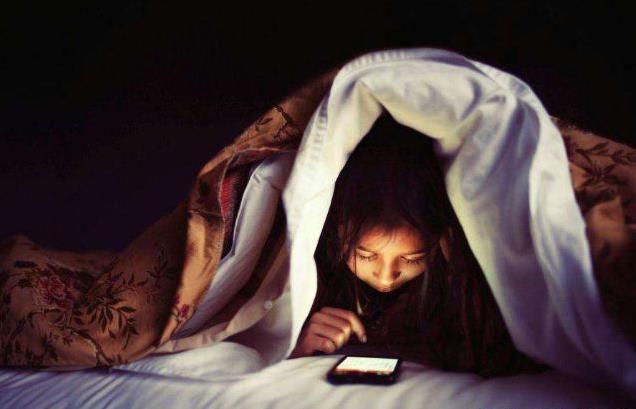 为什么手机是睡眠杀手？习惯性睡前玩手机、长期熬夜玩手机的危害