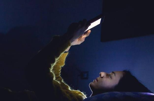為什么手機是睡眠殺手？習慣性睡前玩手機、長期熬夜玩手機的危害