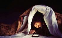 为什么手机是睡眠杀手？习惯性睡前玩手机、长期熬夜玩手机的危害