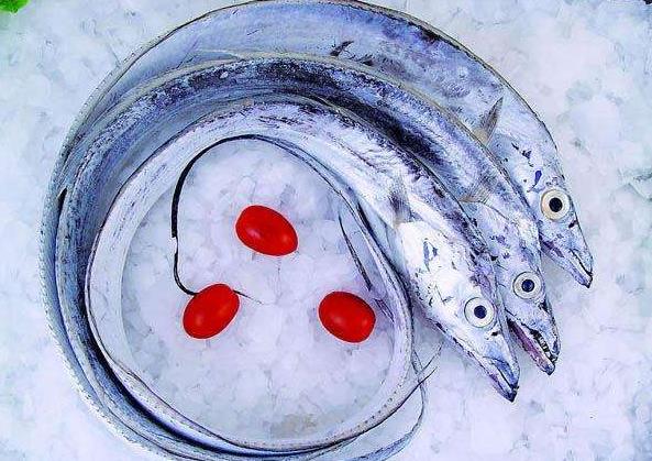 带鱼清洗：解冻、剪去头部和鱼鳍，剪开鱼肚切段，掏内脏用水洗净