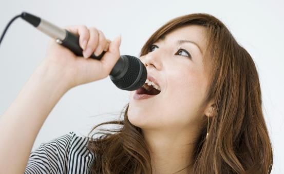 唱歌发烧友保护嗓子 唱前先热身少唱高音