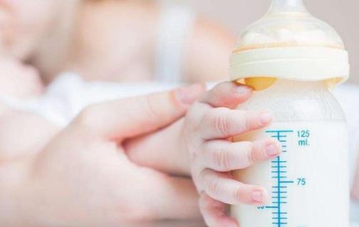 婴儿喝一半的奶怎么保存 解冻母乳用多少度水温