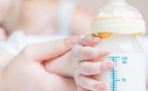 19天婴儿吃100ml正常吗 100ml奶粉婴儿吃几分钟合理-第3张图片-芒蝶网