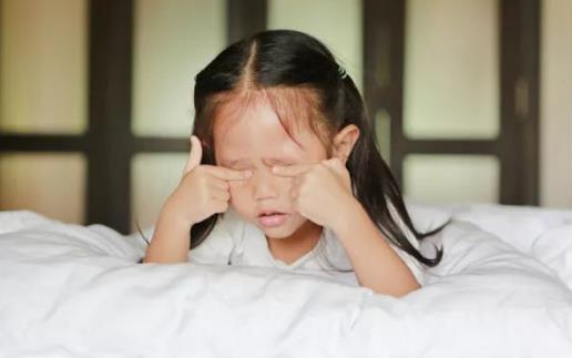 儿童频繁眨眼是缺什么 儿童眼睛抽搐是什么原因引起的
